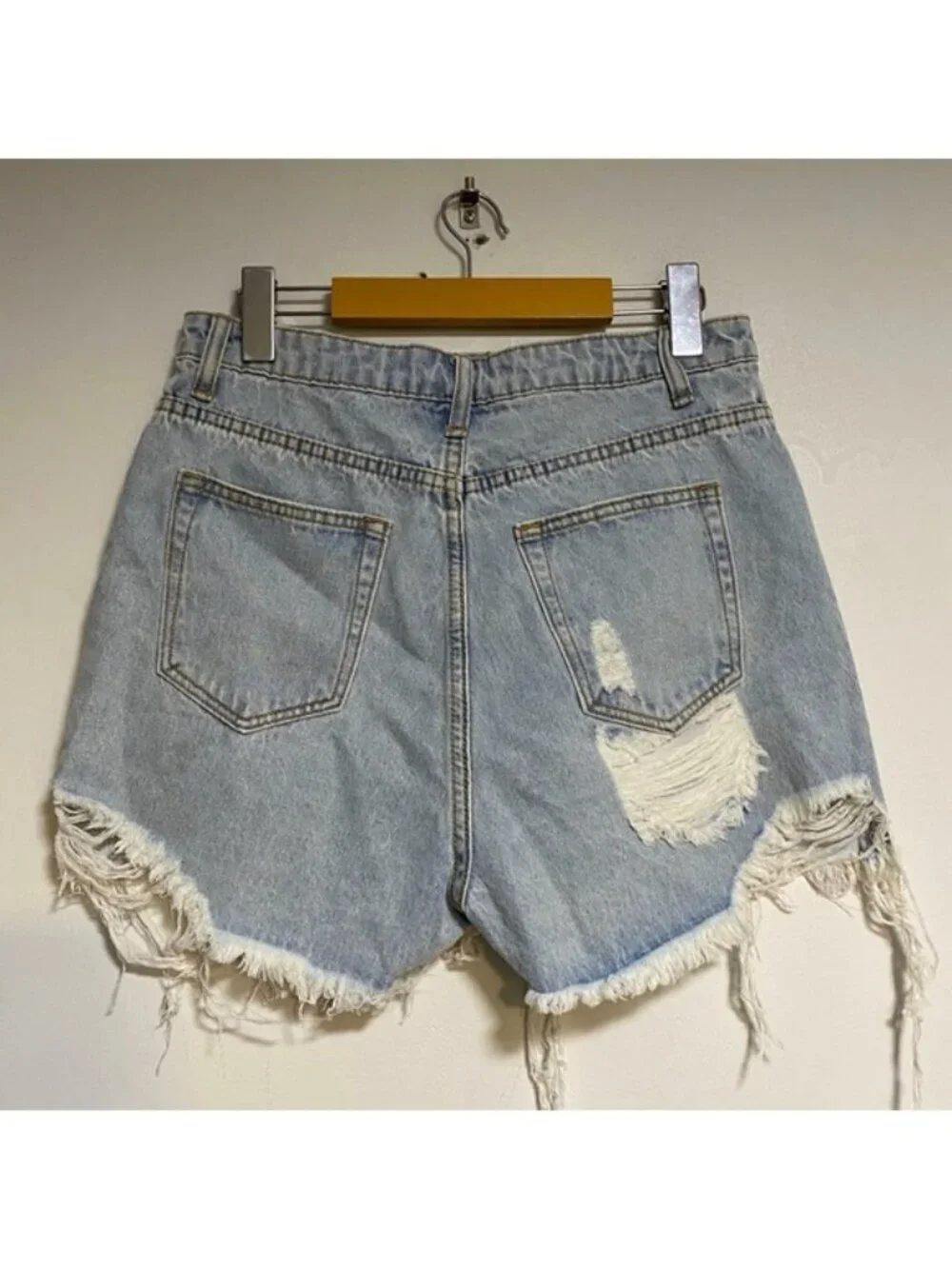 Missguided Distressed Light Wash Denim Shorts – US 6 / UK 10 – Frayed Hem